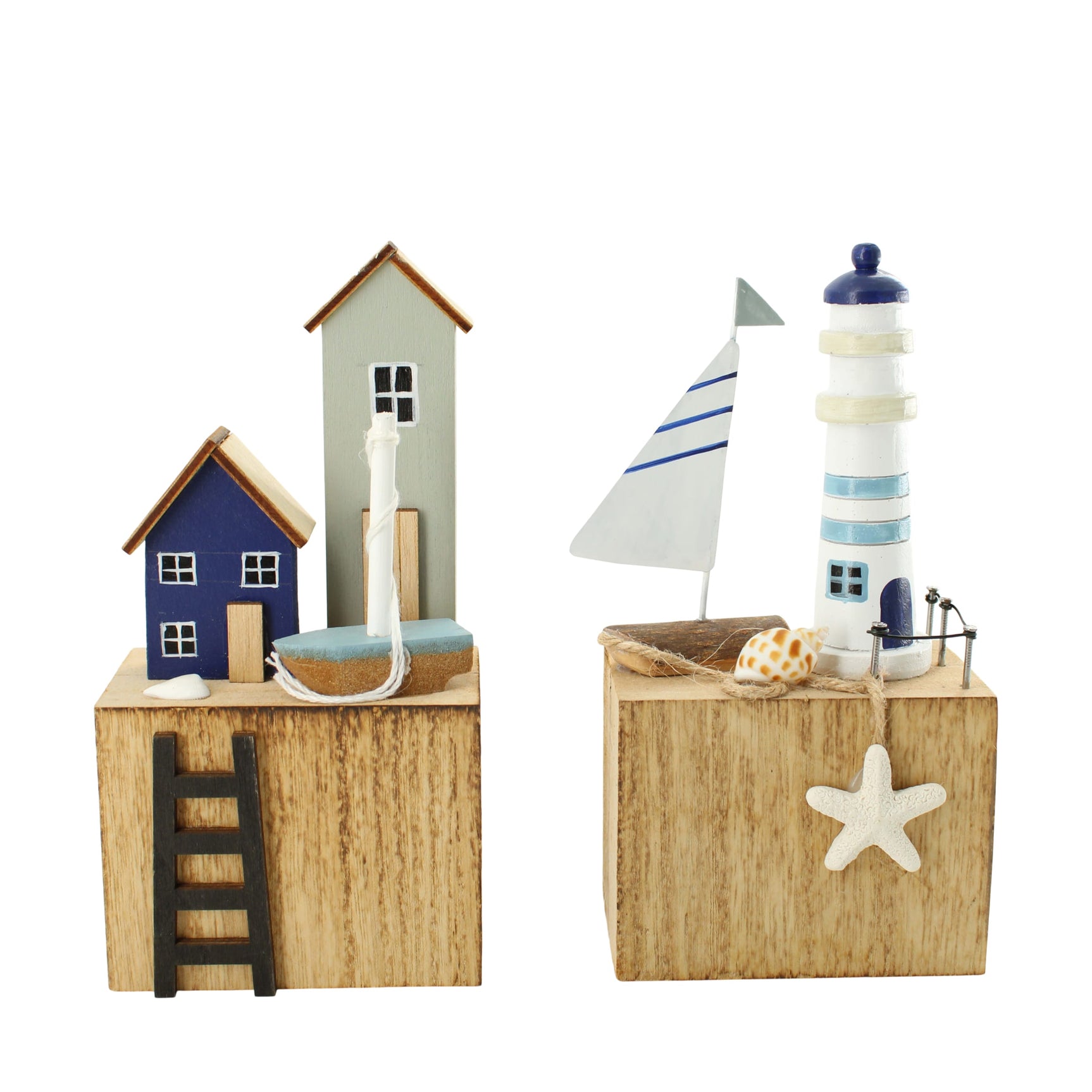 Houten decorbeeldje met twee blokjes: huisje met ladder en vuurtoren met ster