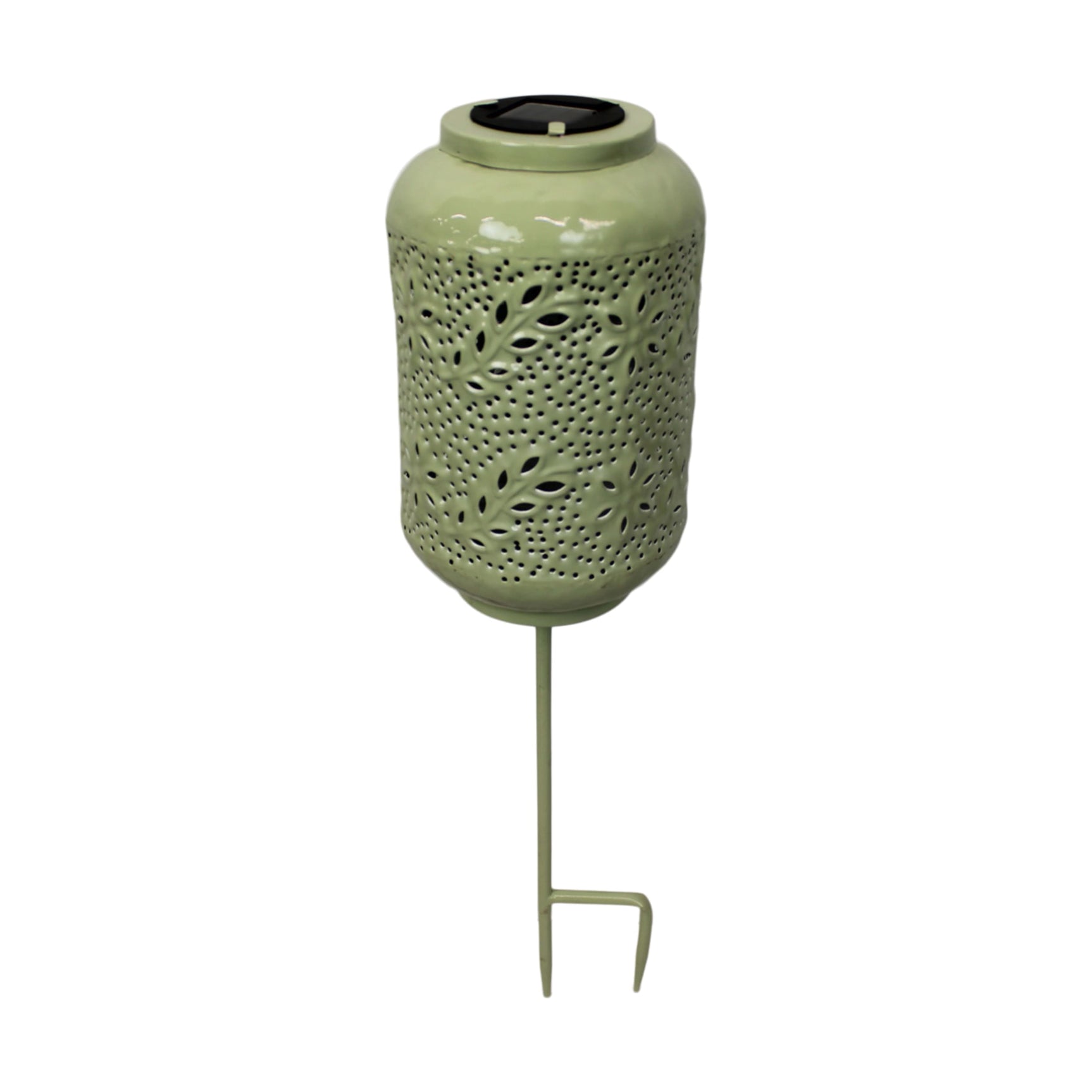 Groene metalen solar lantaarn met geperforeerd patroon en zwarte zonnepaneel, priksteel.