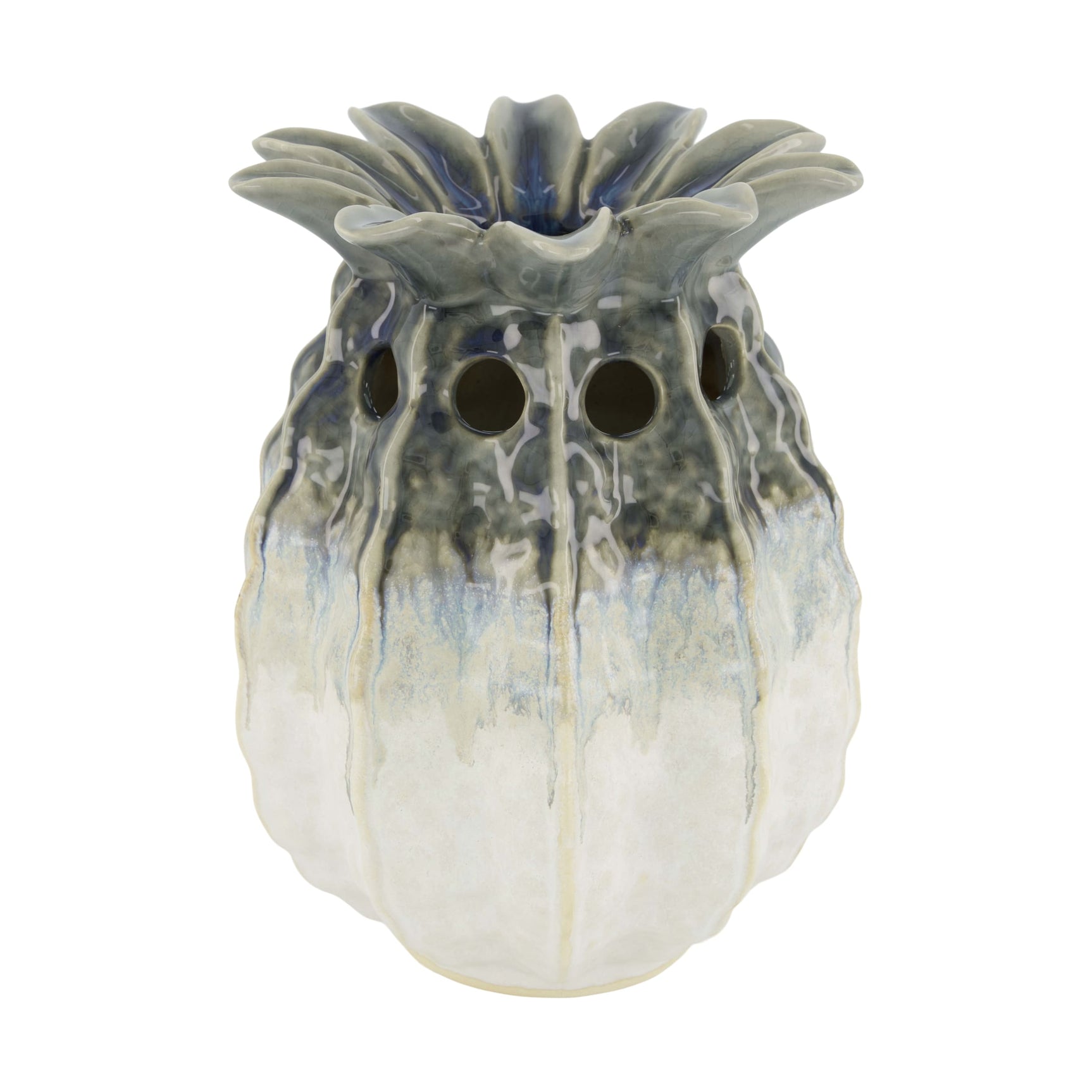 Keramische ananasvaas met groene bladtop en geperforeerde wand, blauw-witte glazuurafwerking