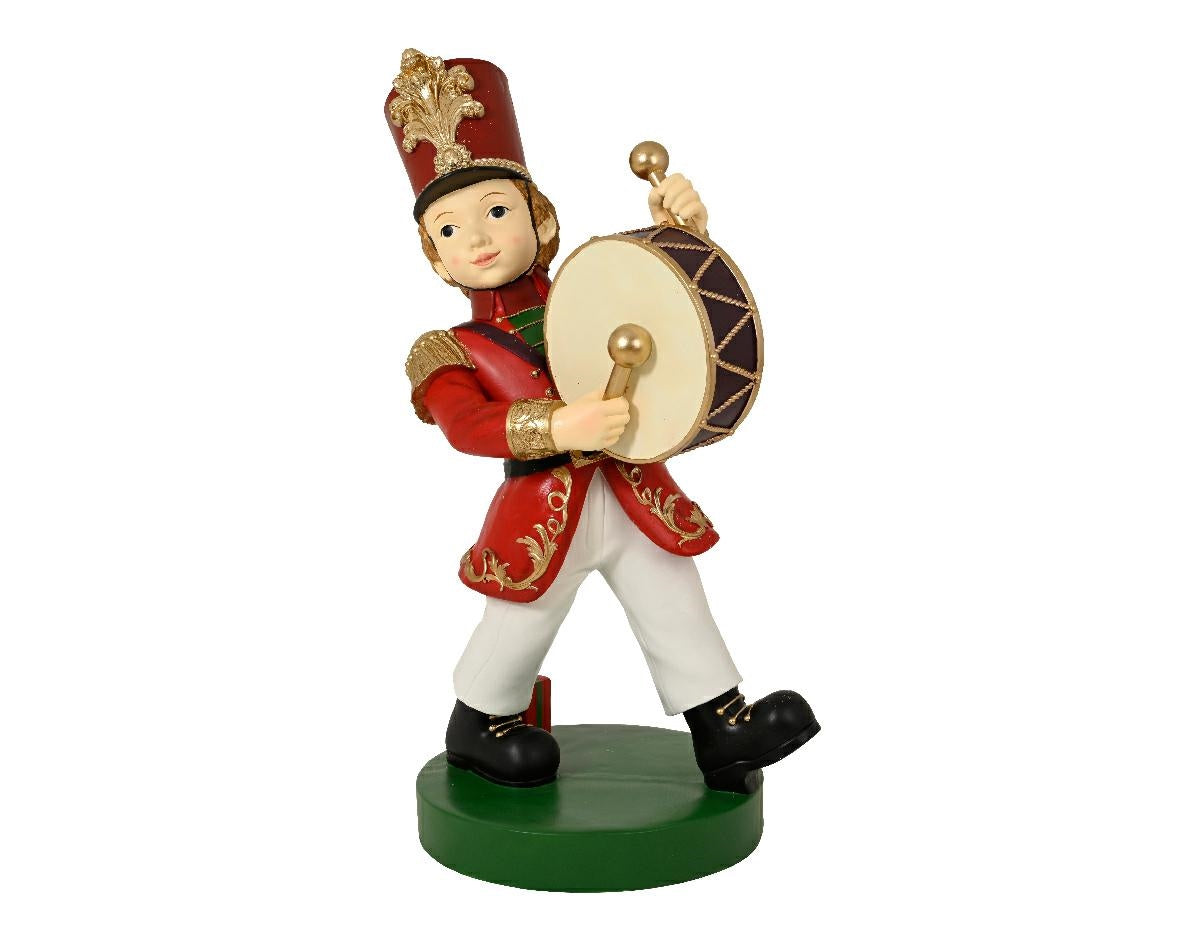 Polyresin beeldje van jongen met trommel, rode jas, witte broek en zwarte laarzen, 50cm