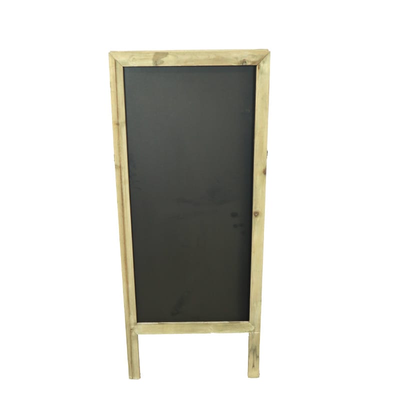 Houten schoolbord met donker krijtbord en houten lijst, staand op twee poten.