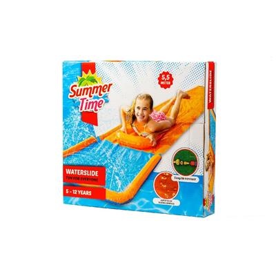 Verpakte opblaasbare waterslide met illustratie in oranje en blauw