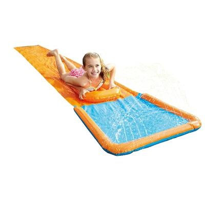 Opblaasbare waterslide met blauwe glijbaan en oranje wanden