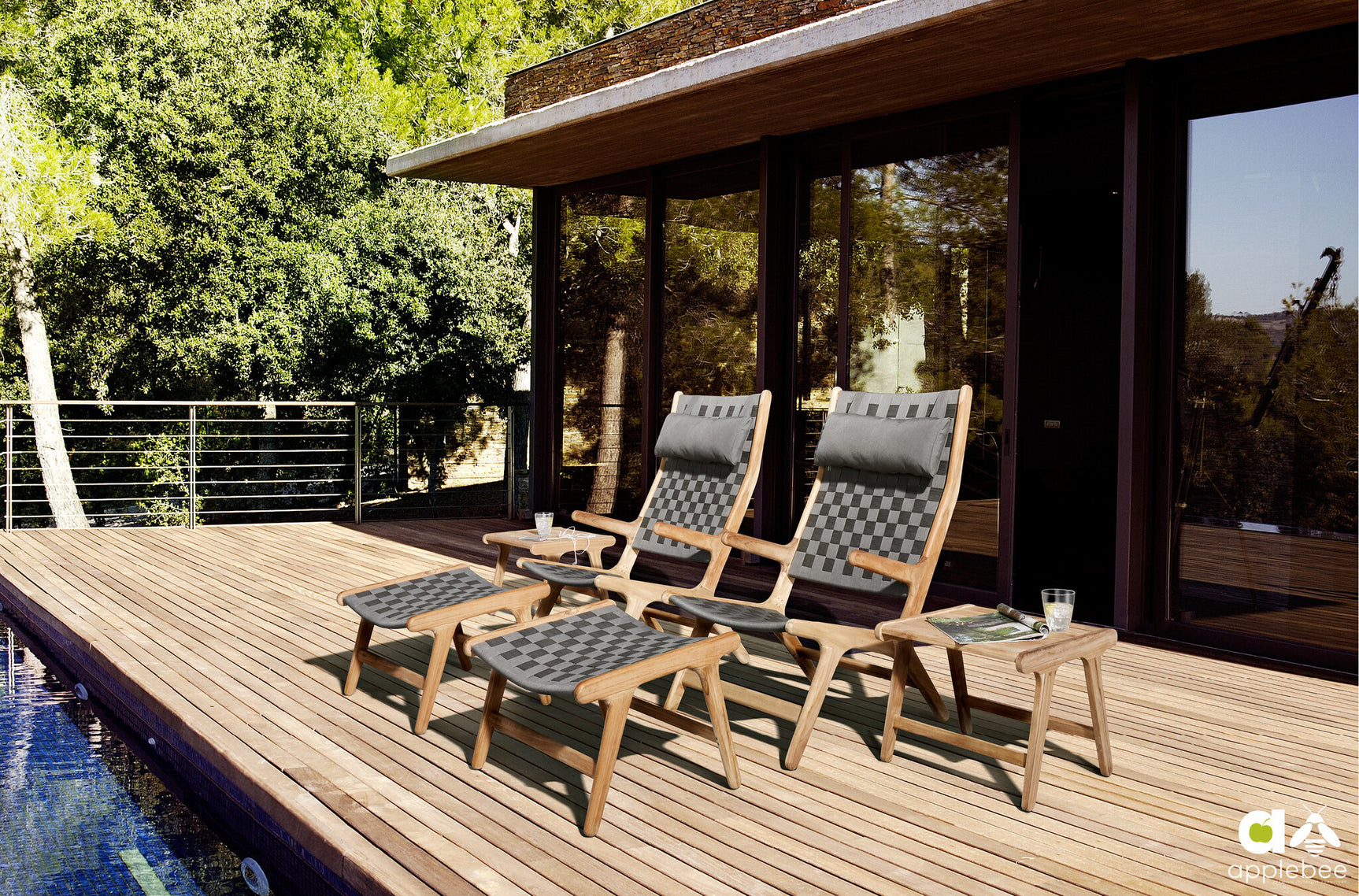 Apple Bee tuinpoefs met houten frames en zwarte geruite kussens, set op terras