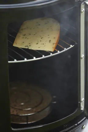 Rookoven met brood op rooster in de afgesloten kookkamer achter glas.