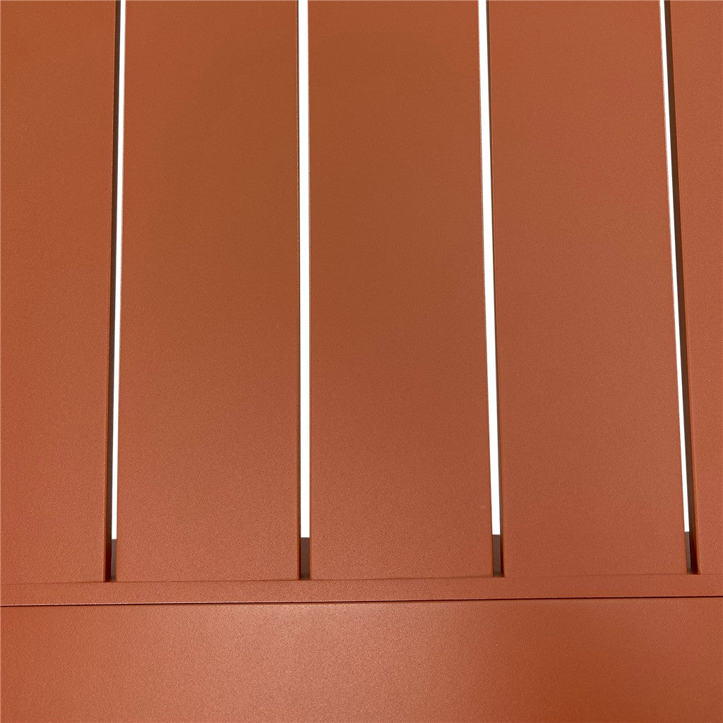Close-up van het tafelblad in zachtrood met verticale lamellen en smalle groeven