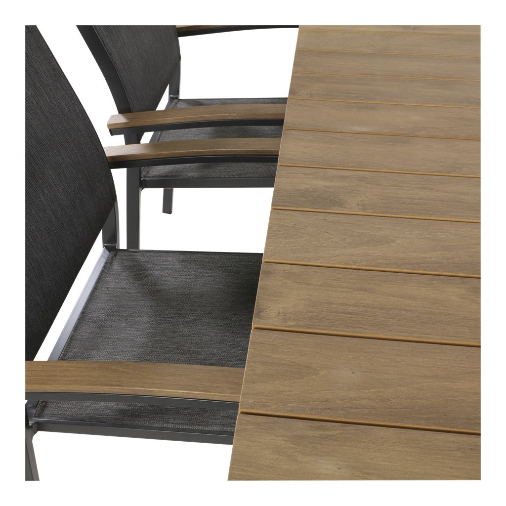 Hoekdetail van eethoekset met houten tafelblad, donker frame en grijze stoelen