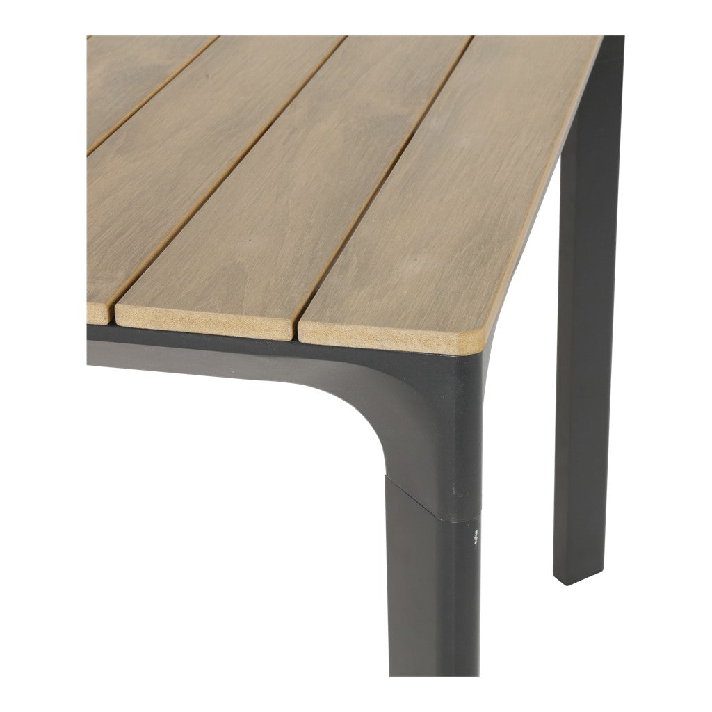 Tafelblad detail met houten look planken en afgeronde donkerbruine tafelrand