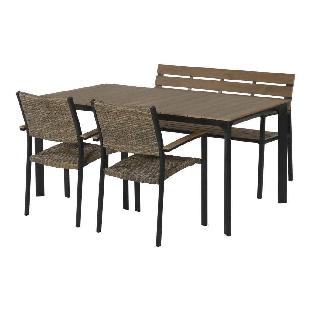 Tafel met licht houtlook blad, zwarte framepoten en vier stoelen met gevlochten zitting