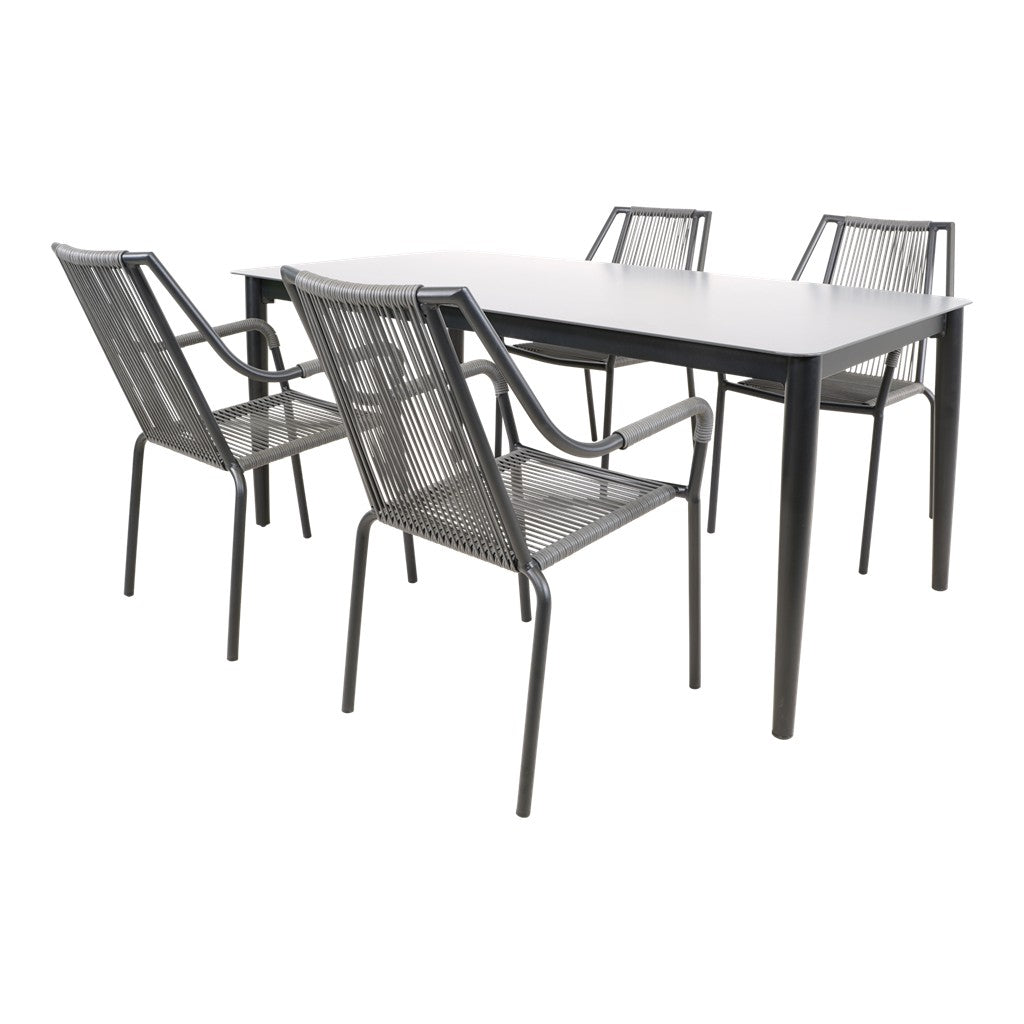 Buiten eettafel met zwart frame en grijze stoelen met geweven rug