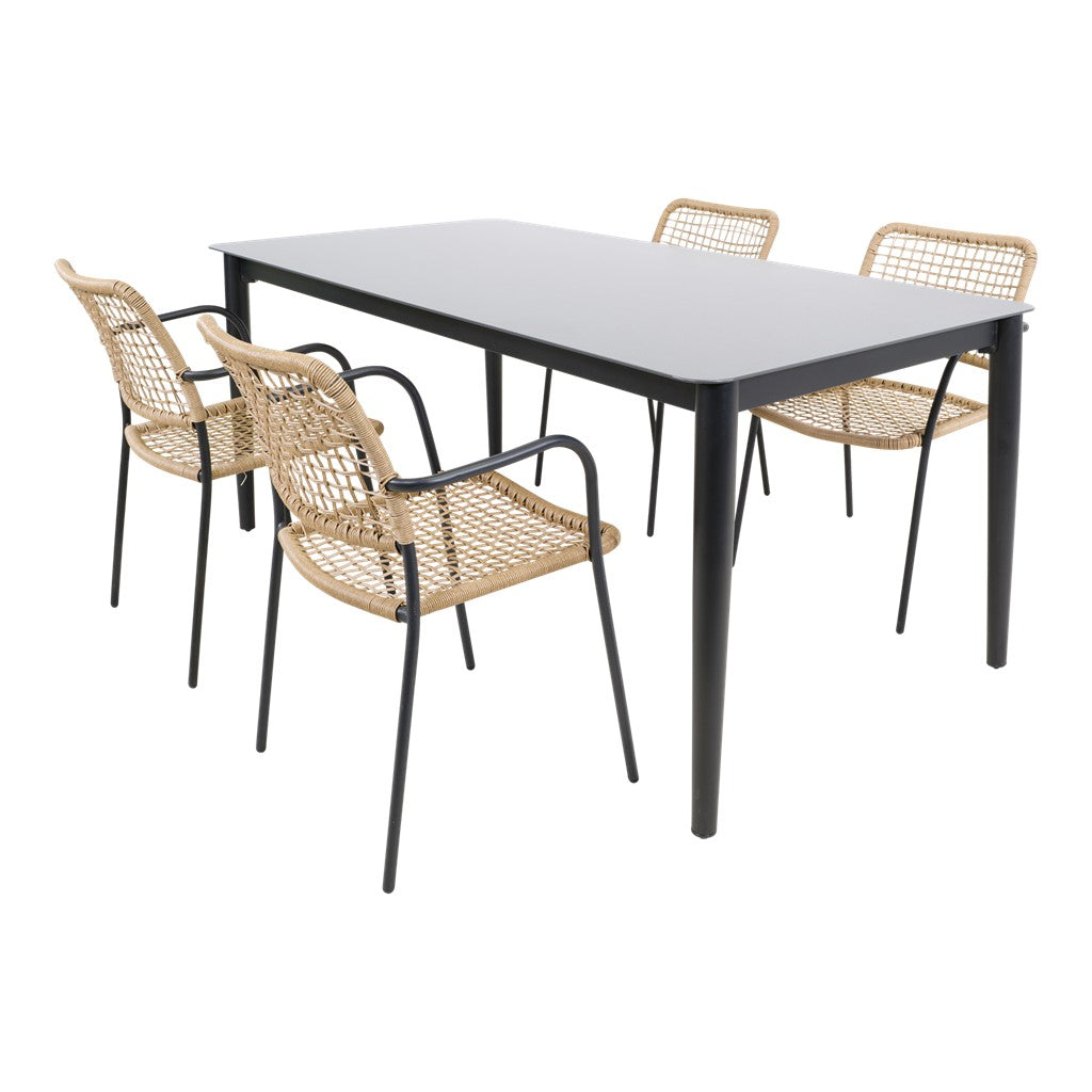 Witte eettafel met beige rotan stoelen met open geweven rug