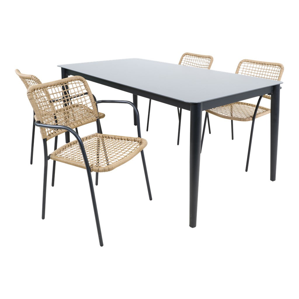 Zwarte eettafel met beige rotan stoelen en open geweven rug
