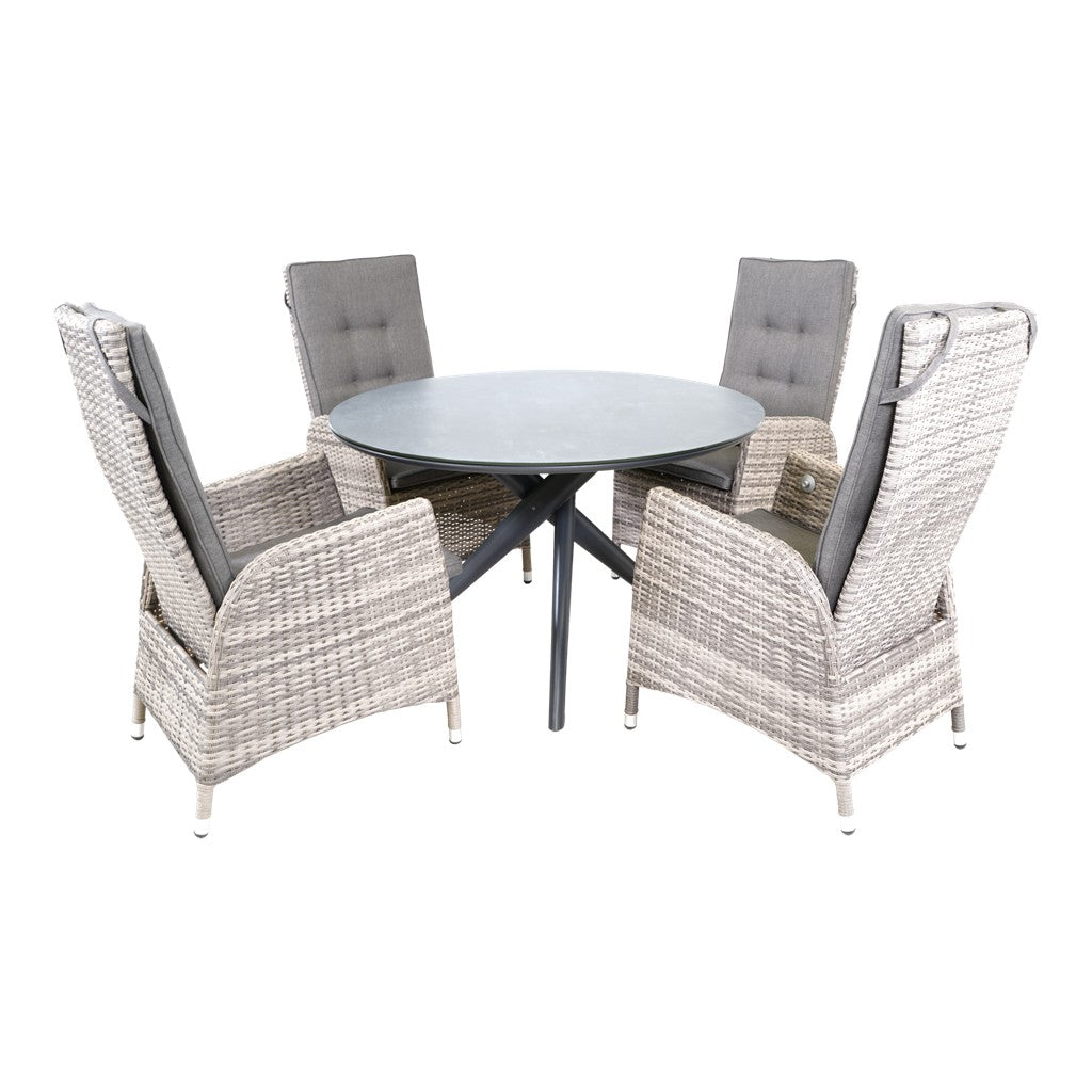 Ronde eettafel Ø120 cm met 4 lichte vlechtstoelen en grijze rugkussens