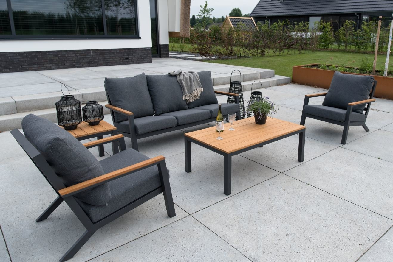 Loungeset met bank, twee fauteuils en salontafel; grijze kussens, houtlook armleuningen
