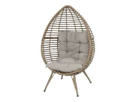 Relaxstoel met grijs kussen en eivormige rotan mand met driepoot