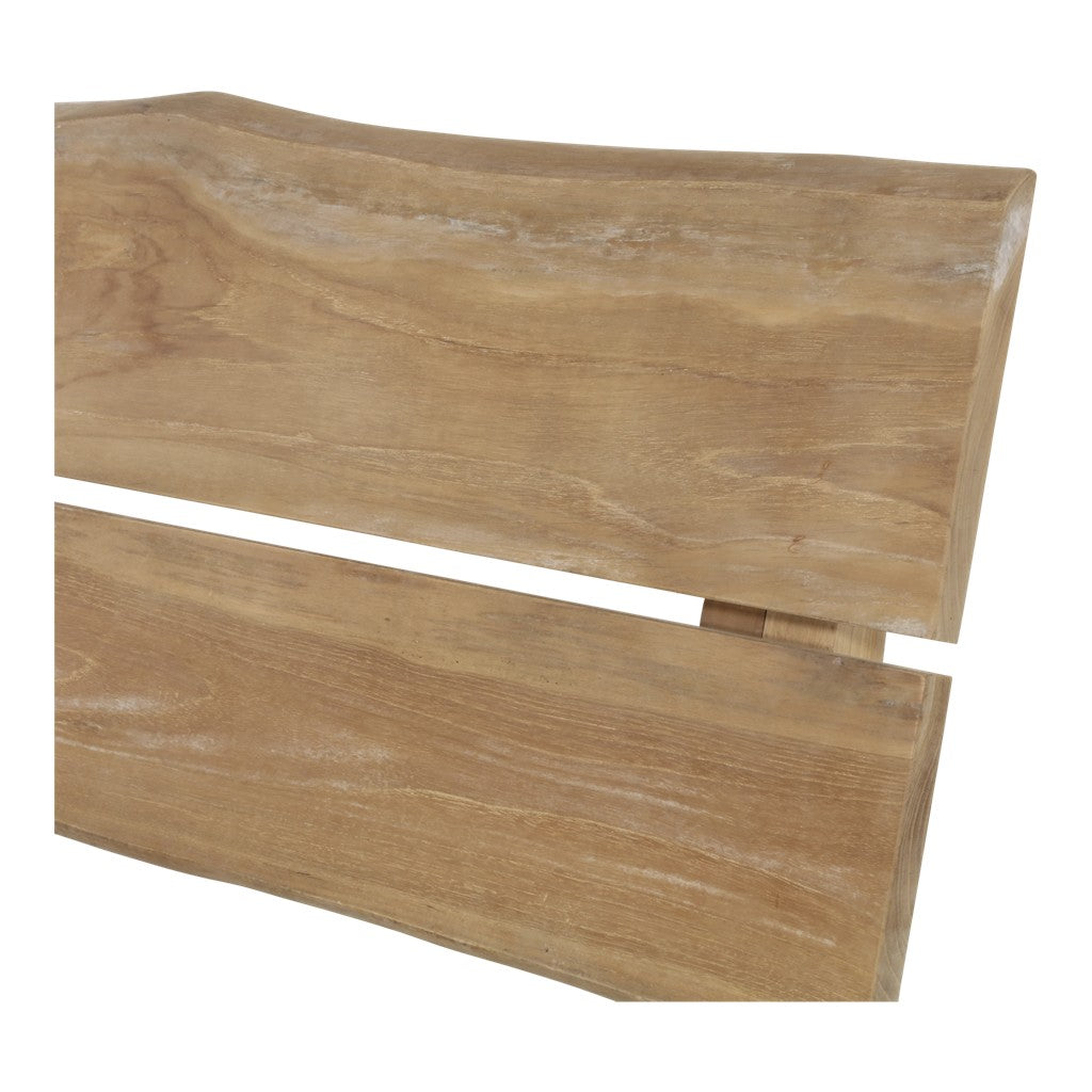 Teakhouten boomstam bank rugleuning close-up met houtnerf en doorlopende lat