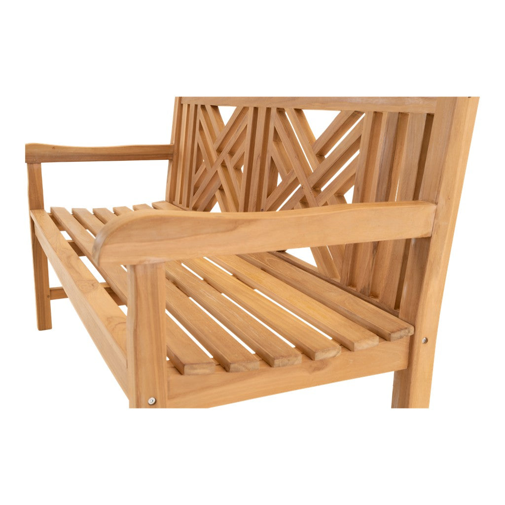 Teakbank close-up van rugleuning met kruispatroon en houten planken zitting