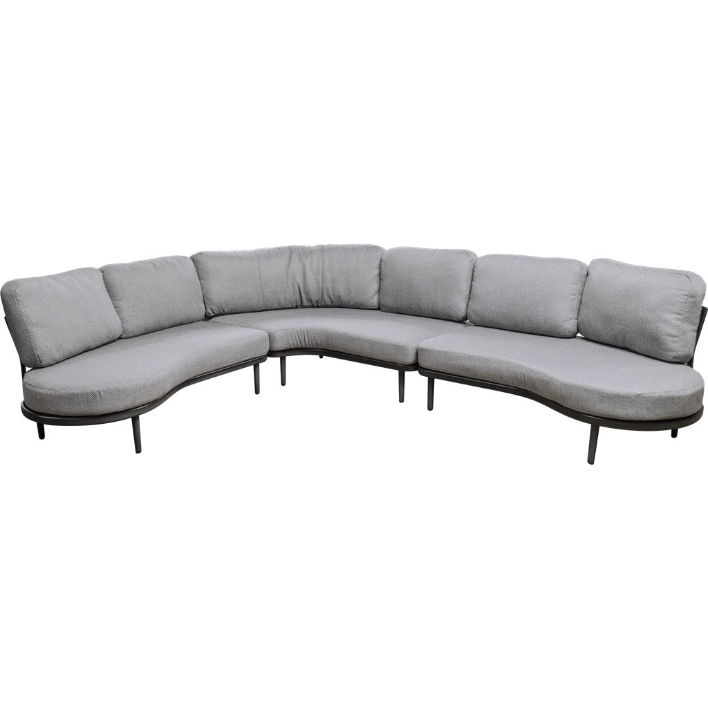 Grijze loungehoekbank met chaise, ronde zwarte poten en gestoffeerde kussens