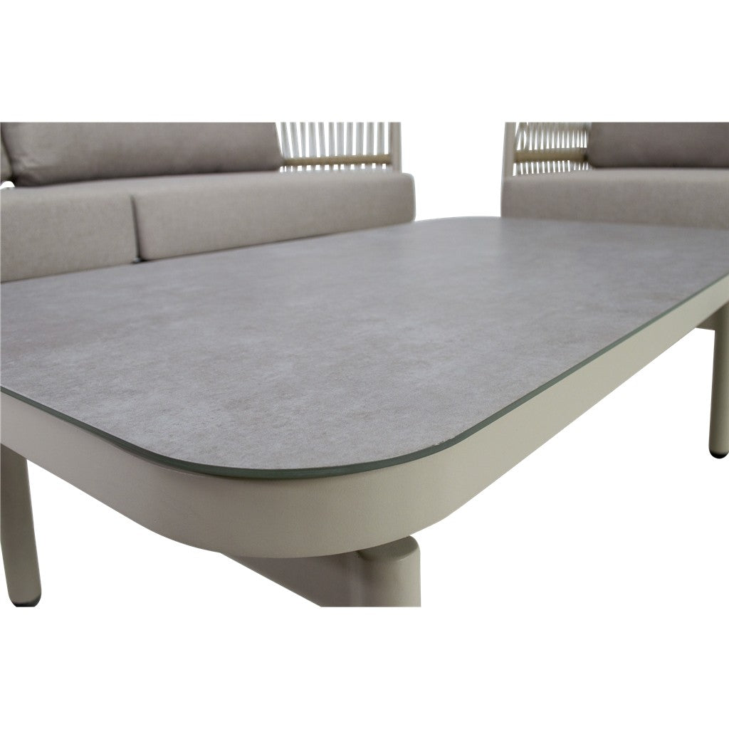 Salontafel met grijs tafelblad en lichtgekleurde rand; houtachtige poten