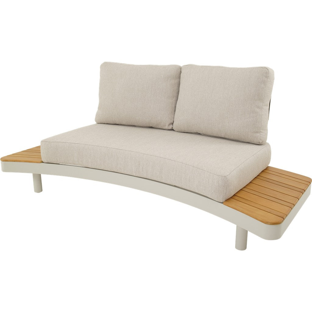 Loungebank met houten onderblad en hoge rugkussens, zandkleurige bekleding