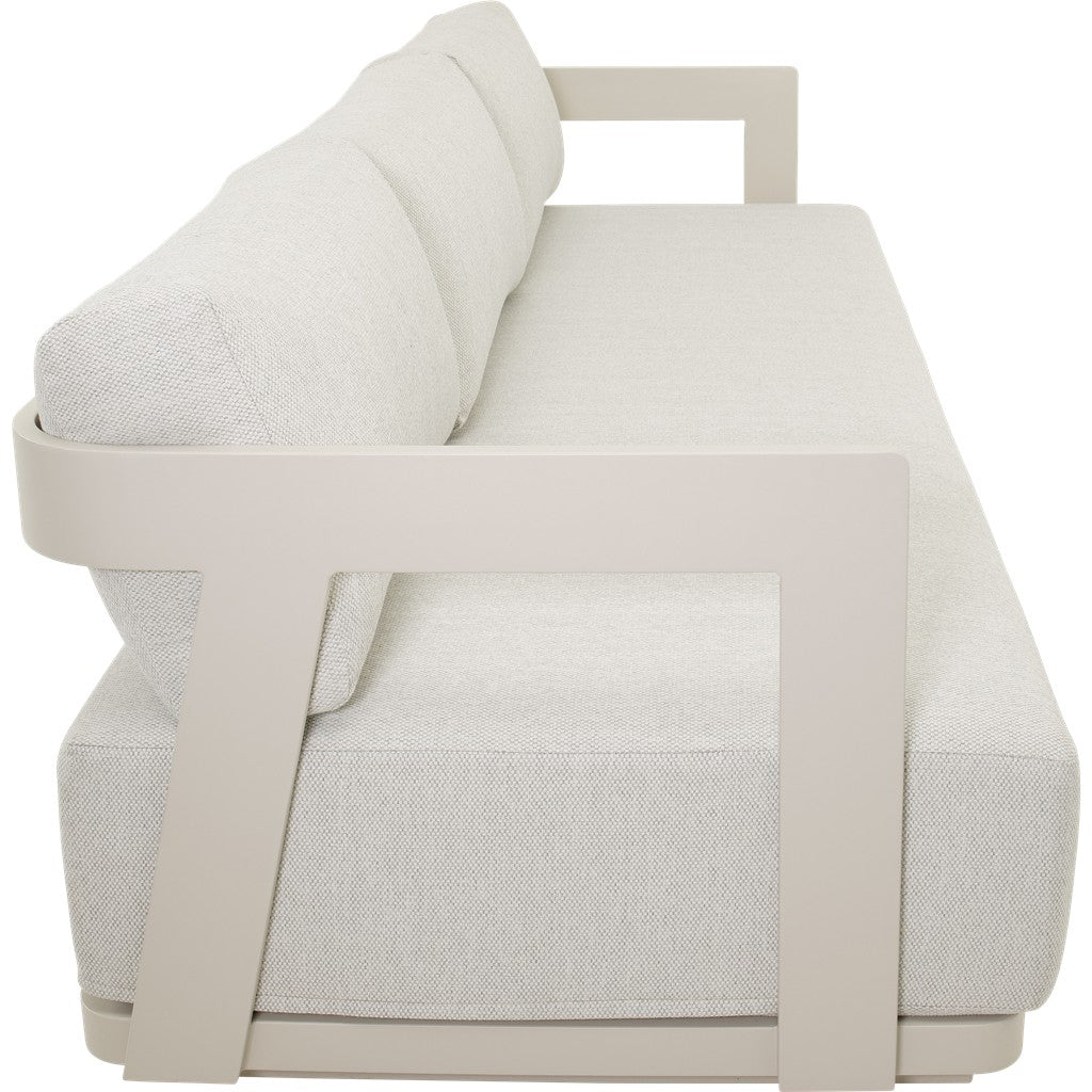 Loungefauteuil met lichtgrijze bekleding en twee rugkussens, lichtbeige armframe