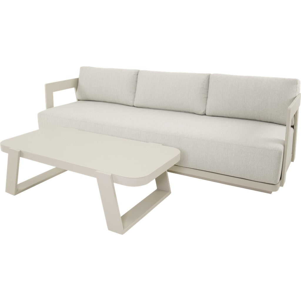 Loungebank met lichtbeige kussens en lage rechthoekige tafel, witte poten