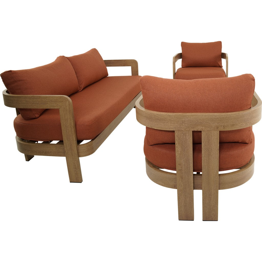 Twee loungestoelen met terracotta kussens en beige houten frames, met ronde voeten en tafel