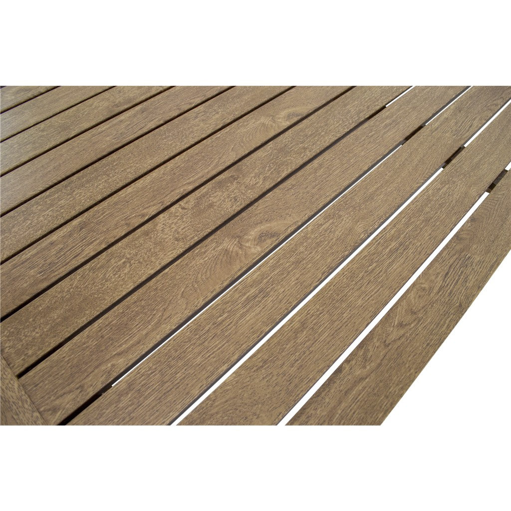Close-up van houten tafelblad met parallelle planken in beige tint