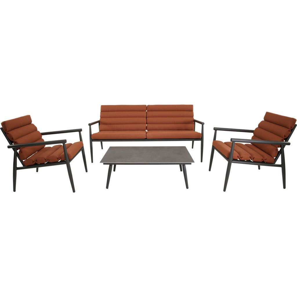 Loungeset met 2 fauteuils en 3-zitsbank, terracotta kussens en donker metalen frame.