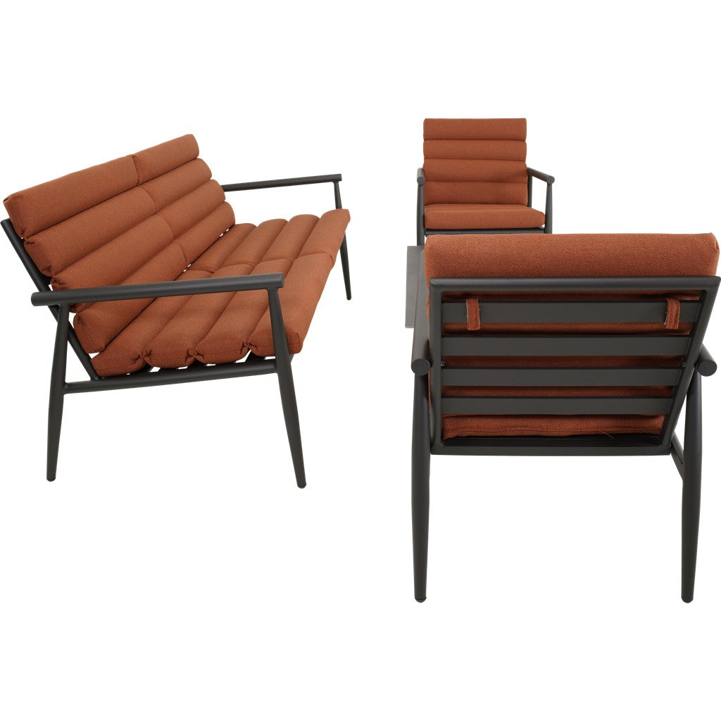 Fauteuil met terracotta kussens en donker metalen armleuningen, plus bankzitting.