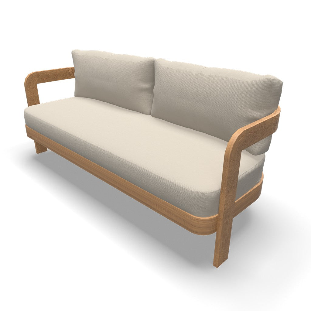 Tweekussensbank van loungeset met beige zit- en rugkussens, licht houten poten en armleuningen