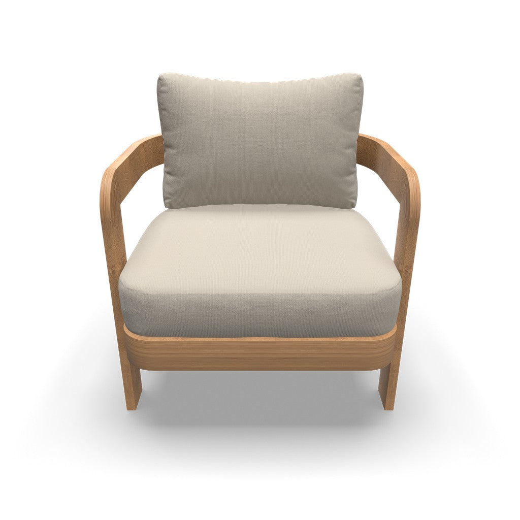 Beige fauteuil met hoge rugkussen en houten armleuningen
