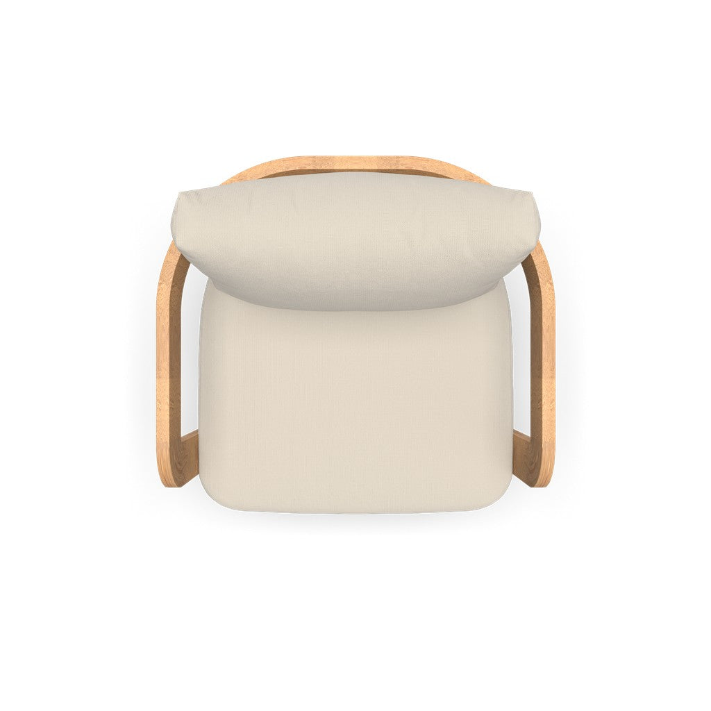 Beige fauteuil met rugkussen en houten achterframe