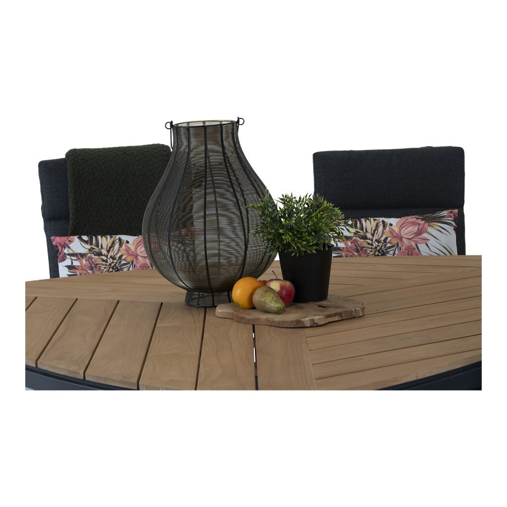 Driehoekige houten tuintafel met zwarte kruispoot en donkergrijze stoelen