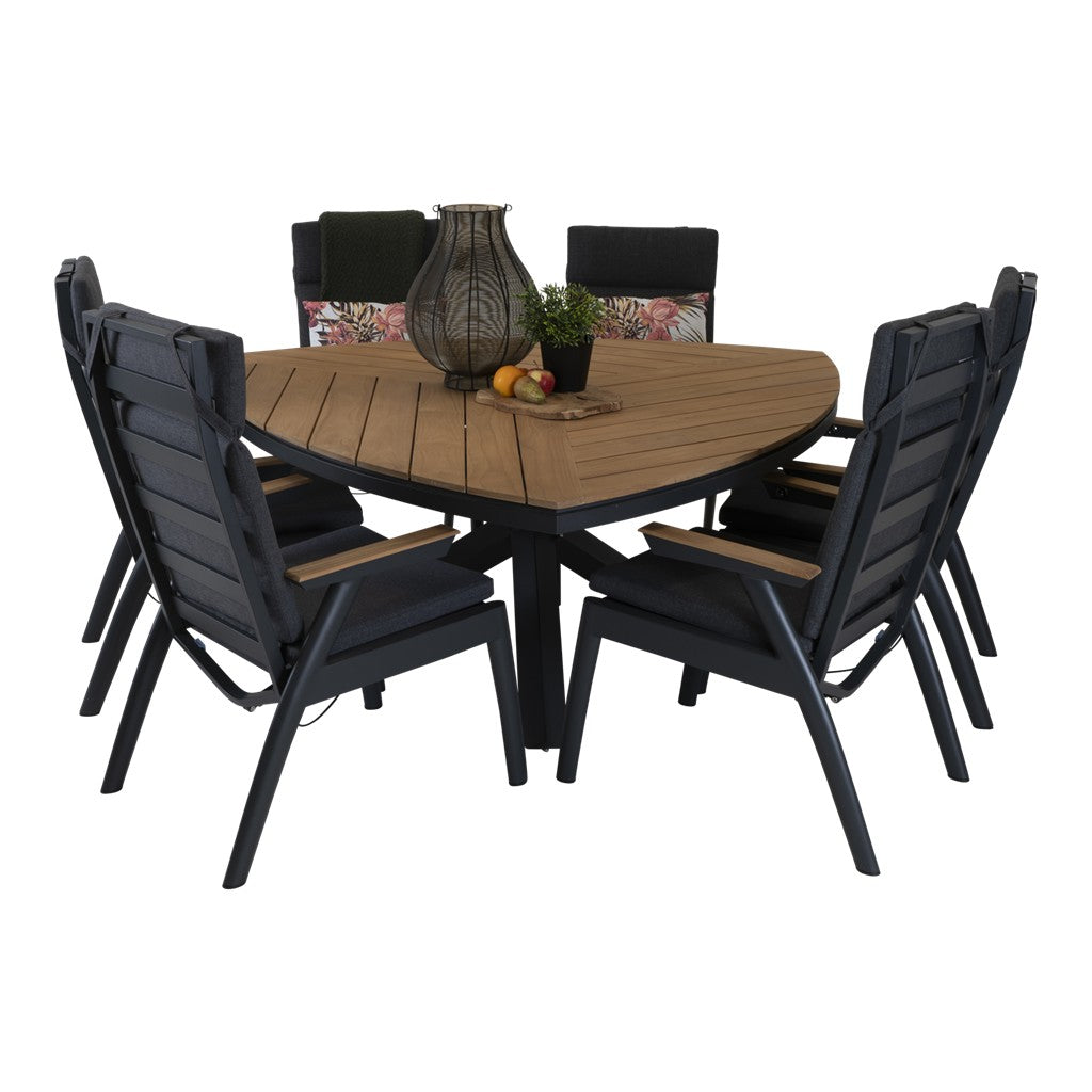 Driehoekige houten eettafel met zwart onderstel en vier zwarte stoelen met kussens