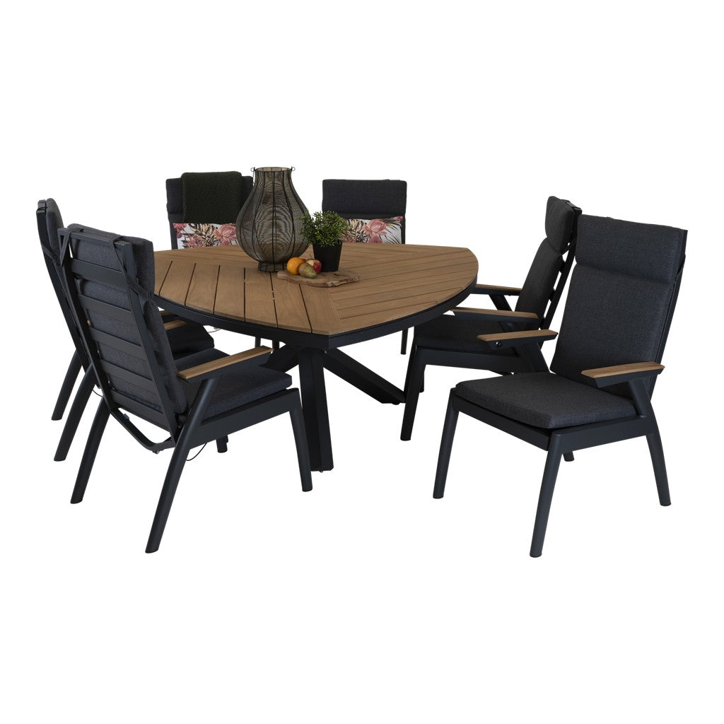 Driehoekige houten eettafel met meerdere zwarte stoelen en donker gevoerde zittingen