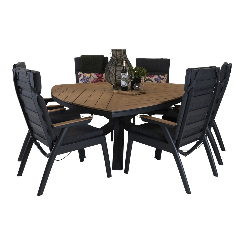 Driehoekige houten tuintafel met zwarte kruispoot en 6 donkergrijze stoelen