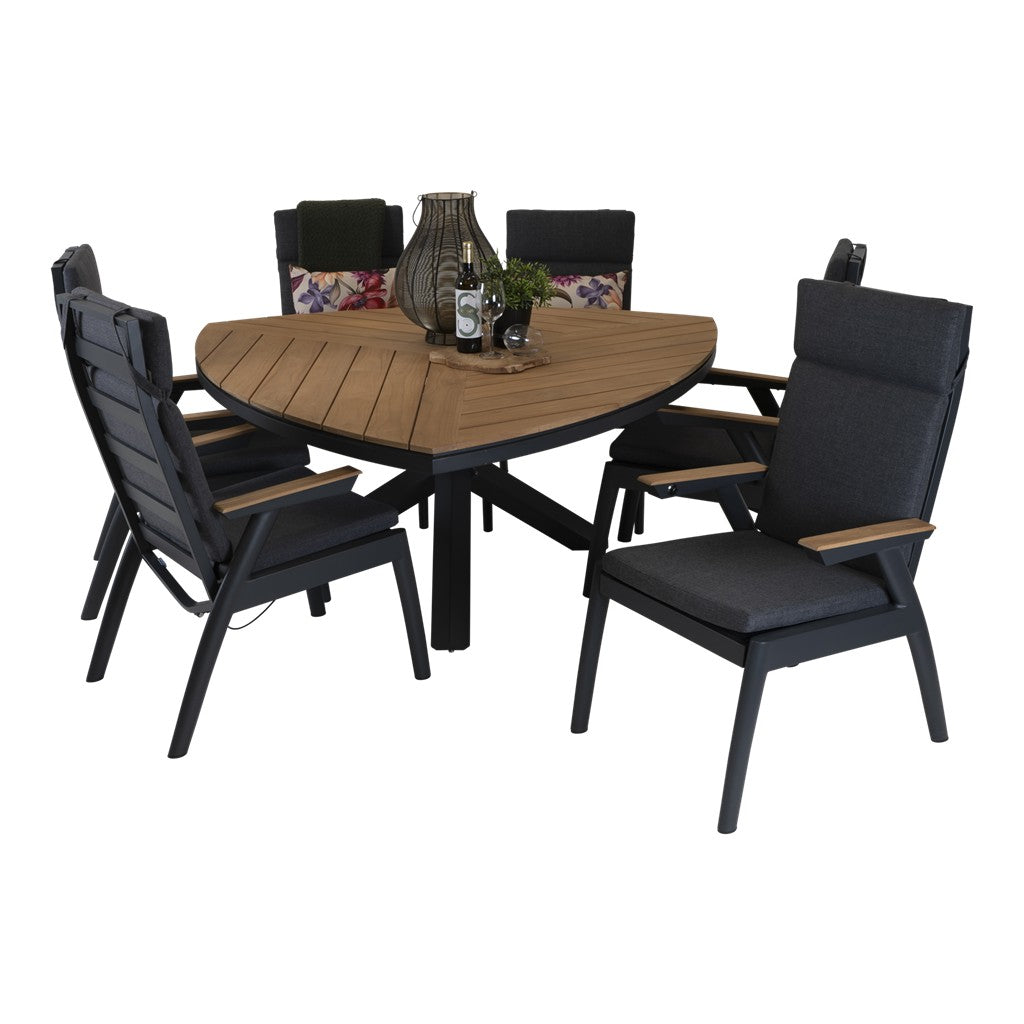 Driehoekige houten eettafel met zwarte kruispoot en 4 donkergrijze stoelen