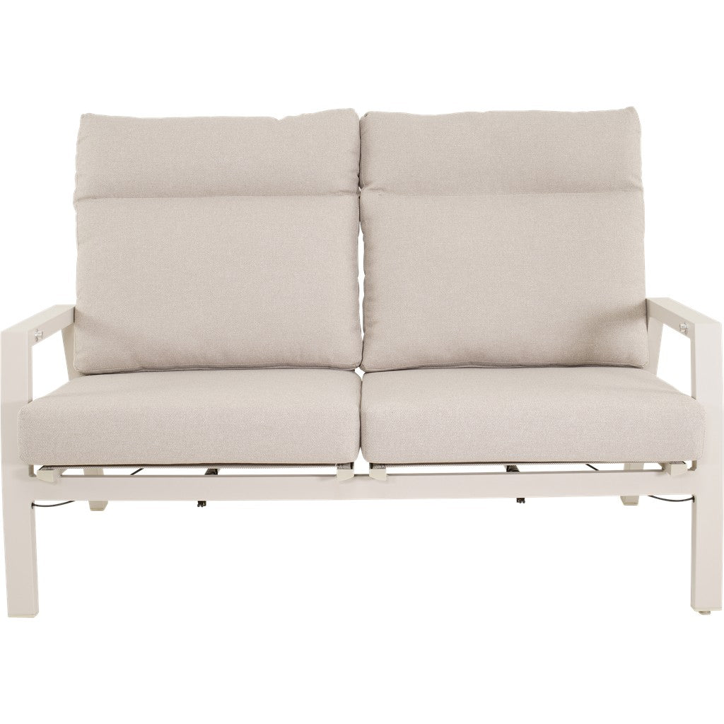 Crème 2-zits loungebank met twee rugkussens en wit frame, minimalistische armleuningen