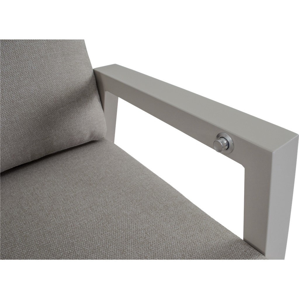 Zijdetail van loungebank: wit frame met metalen knopsysteem en crème zitting