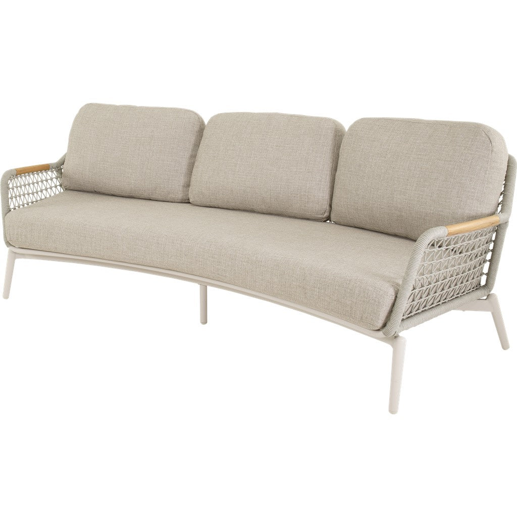 Loungebank met beige kussens, gevlochten wicker zijkanten en witte poten