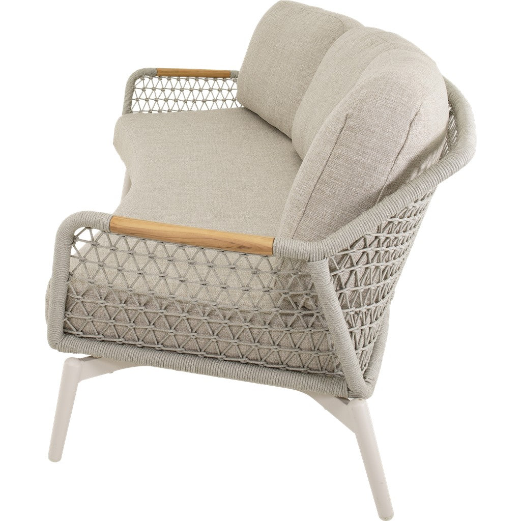 Loungebank met beige zitting, gebogen rug en gevlochten wicker ombouw