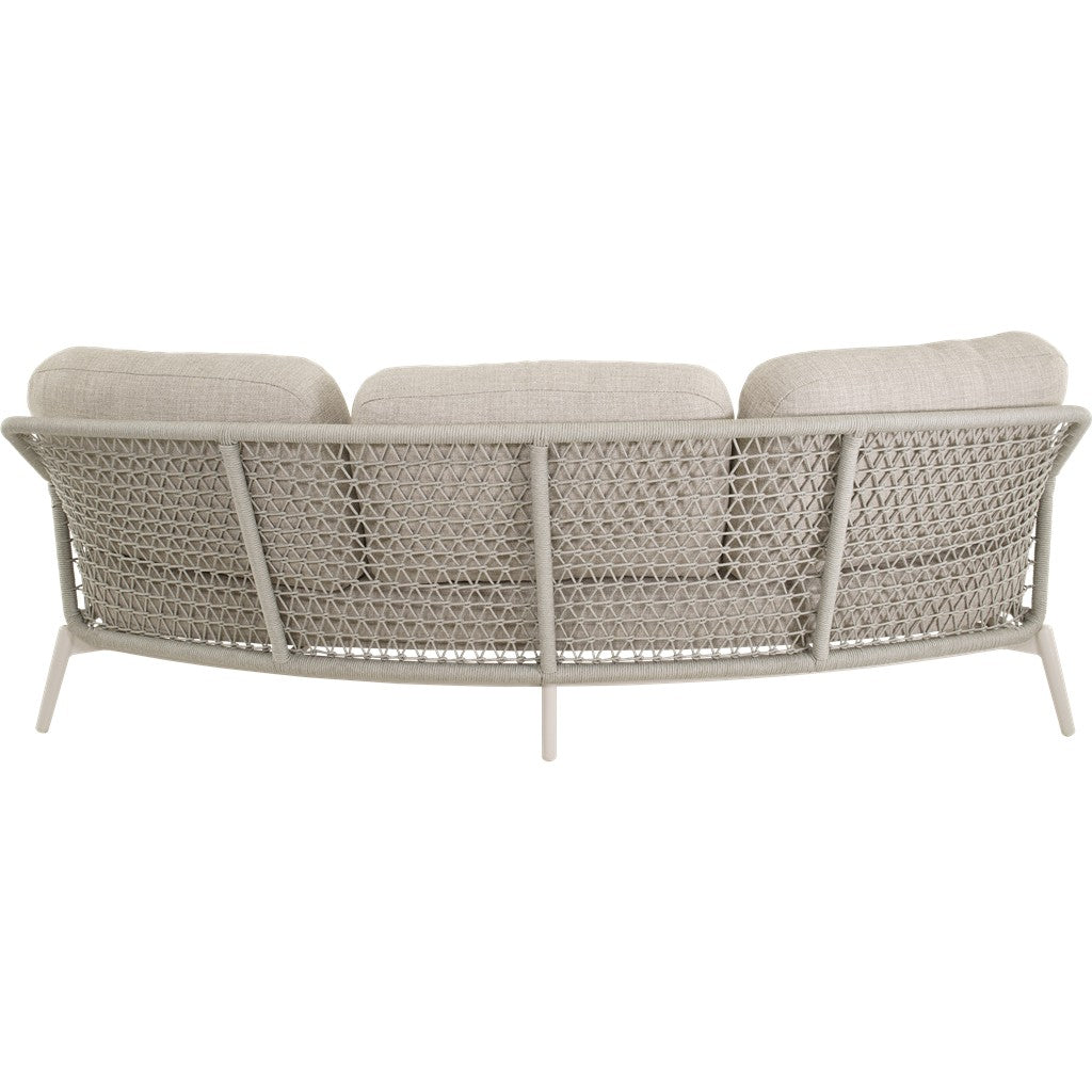 Loungebank met gevlochten wicker zijkant en drie beige rugkussens; witte poten