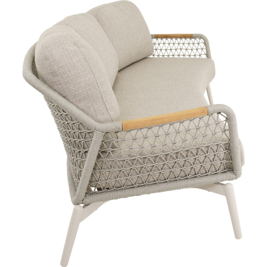 Loungebank met beige zitting, houten armleuning en gevlochten wicker ombouw