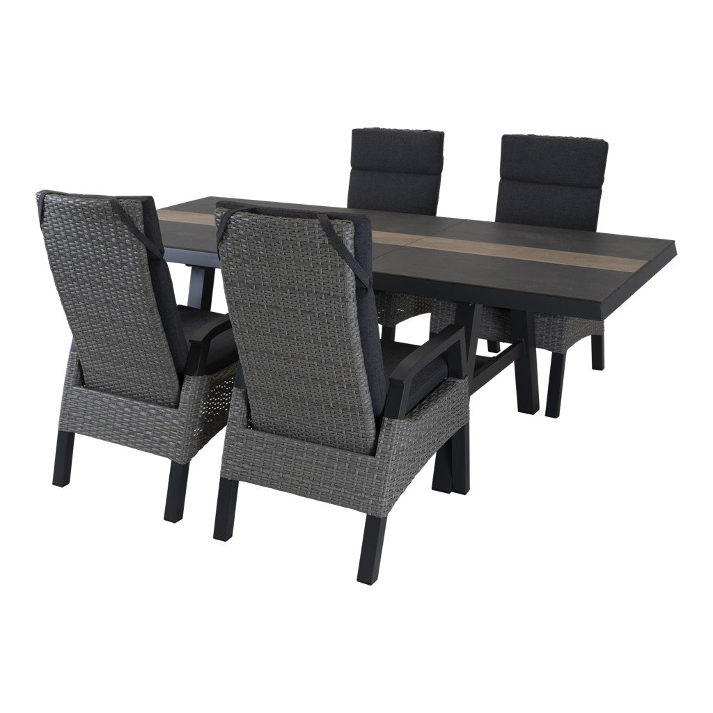 Uittrektafel met vier grijze stoelen, lang tafelblad met beige middenstrook