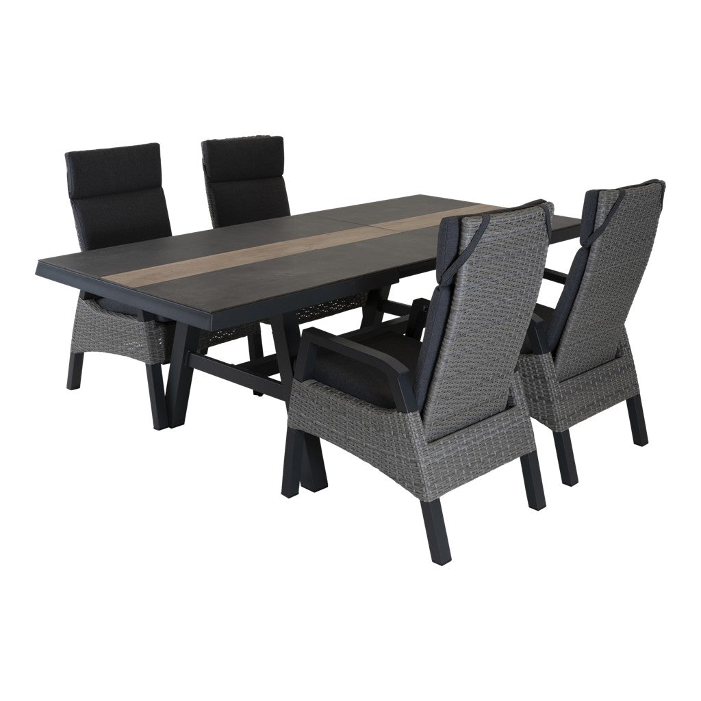 Uittrektafel met vijf grijze diningstoelen, tafelblad met lichtbeige lengtestrook