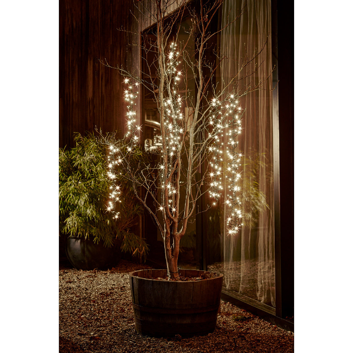 LED boomcascade cluster met twinkelende lichtjes rondom een boom