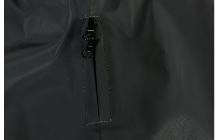 Bevestigingslus met riem detail op een donkergrijze hondenjas