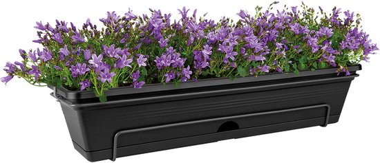 Zwarte balkonbak met afgeronde rand en geïntegreerde schotel, met paarse bloemen.