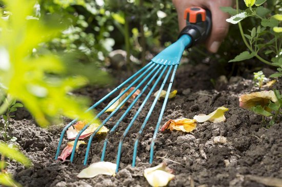 GARDENA bladharkje met blauwe tanden in aarde, handgreep met oranje knop